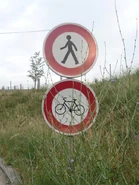 Panneau B9a actuel couplé à un panneau B9b en place à Salon-de-Provence (13) Biscott