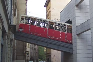 Le funiculaire de Fourvière au dessus de la Rue Tramassac. © Wikipédia