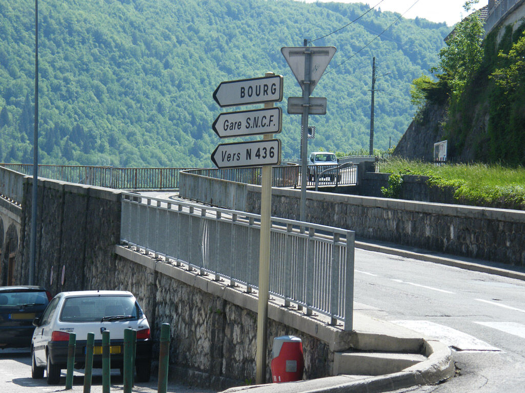 Sur la route, en groupe, marcher à droite ou à gauche ? » Randonnée  pédestre en Aveyron