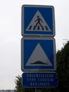 Modèle actuel & panonceau en place (en bas). © GPS Nico