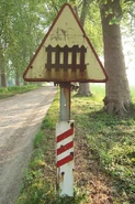 Panneau ancien d'annonce de passage à niveau © Zeninou