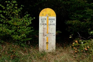 Borne de limite départementale entre Indre-et-Loire et Loir-et-Cher sur la RN675