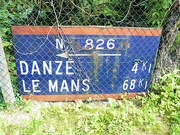 Plaque en tôle sur l'ancienne RN826 initialement localisée entre Danzé et Busloup
