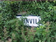 Plaque murale Michelin sur la D47, entrée de Plainville (au milieu des orties).