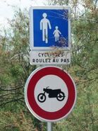 Panneau B9h actuel couplé à un panneau B54 aire piétonne en place dans le Var. Le panneau B9h est inutile ici puisque le panneau B54 interdit déjà tout accès aux véhicules à moteur. © Biscott