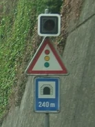 A17 2 Suisse.jpg (40 kio) Panneau feu tricolore accompagné d'un feu d'alerte clignotant et d'un panneau présignalant un tunnel. © Marcel Monterie