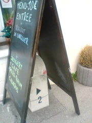 Borne indiquant le kilomètre 2 de l'ancienne N266