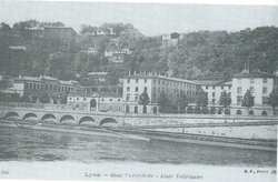 Le quai de Pierre-Scize, ancien tronc commun RN6-RN7, vu depuis la rive gauche de la Saône. © "Les Clichés de la Mule".