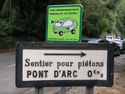 Vieux panneau d'accès au Pont d'Arc sur la D290 (07). © G.E.