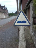 Panneau A2a avec liseré bleu d'avant 1952 à Ruyaulcourt (62) © Logales