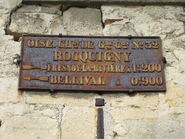 Plaque de cocher sur la D32 au hameau de Rocquigny.