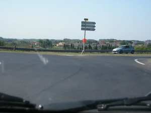 Début de la RN312 sur un carrefour giratoire à Bessan.