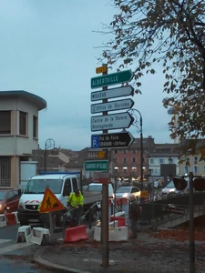 La D1212 au croisement avec la D1205 à Sallanches