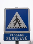 Panneau à l'ancien graphisme en place sur passage surélevé. © GPS Nico