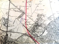 En rouge, tracé présenté lors de l’EUP de 1951,passant à travers la pièce d’eau du parc de l’ancien château.En tirets bleus, variante retenue par le C.A.R.P. le 4 mars 1952