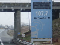 Panneau Autoroute FM avec PMV sur l'A10 © Jéjé64