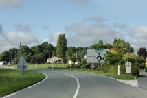 La D728 près de Corme-Royal, peu avant le rond-point avec la D119.