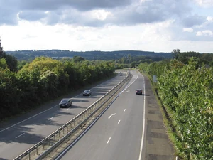 La D313 au niveau du rond-point de Coulaines