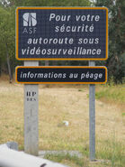 Panneau de type SR4 en place sur l'A9. © hugom08