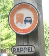 Ancien modèle lumineux accompagné d'un panonceau "RAPPEL" en place . © GPS Nico