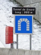 Panneau E31 associé au panneau C111 pour la localisation d'un tunnel. © Hugom08