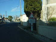 Balise J10 à une bande et panneau A2a en place. © Biscott