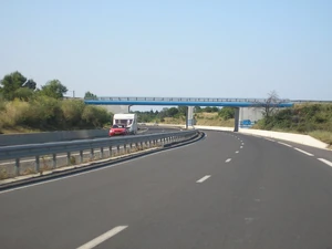 Pont bleu sur la RN312.