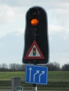 A17 Pays-Bas.jpg (19 kio) Panneau feu tricolore "encadré" avec signaux lumineux orange. © Mario Blaak