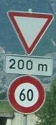 Signalisation avancée d'un cédez-le-passage associée à une limitation de vitesse. © Marcel Monterie