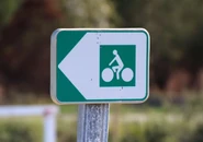 Panneau de type Dv21c en place sur la RD81 (66) sur la véloroute de la Méditerranée EuroVélo 8. © Hugom08