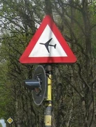 A23 Belgique.jpg (42 kio) Panneau annonçant un passage aérien avec feu orange de danger. © Mario Blaak