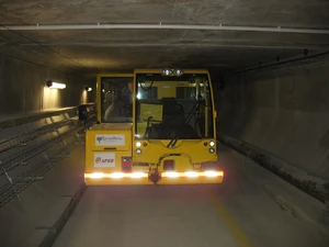 Véhicule situé dans la galerie de sécurité et permettant d'évacuer les usagers se trouvant dans les 16 abris en cas de problème dans le tube de circulation.