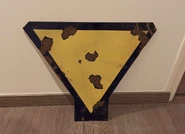 Plaque émaillée jaune-bleue - Balise de priorité - Association CIERE..jpg (246 kio) Plaque en métal émaillé jaune/bleu d'une balise d'avant 1946. © Conservatoire Indépendant des Equipements Routiers Européens