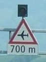 A23 Suisse.jpg (4 kio) Panneau annonçant un passage aérien avec panonceau de distance et feu d'alerte clignotant. © Marcel Monterie