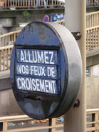 Vieux panneau d'obligation à prisme en place à Paris. © Hugom 08