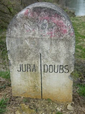 Ancienne borne de limite départements entre Doubs et Jura, en place sur un parking. © Lloyd_cf