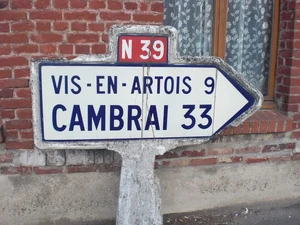 Panneau situé à Tilloy-lès-Mofflaines (62), au croisement avec la RD60. © Logales.
