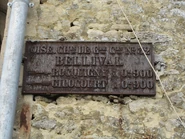 Plaque de cocher sur la D32 au hameau de Bellival.