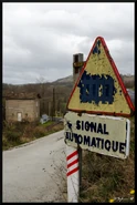 Panneau ancien d'annonce de passage à niveau avec signal automatique à Peyre (12) © Sylvain 59