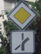 Panneau route principale avec panonceau schéma. © Sylvain 59