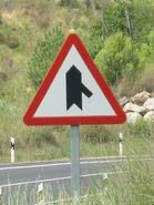 P1-c : Intersection avec une bretelle sur la droite non prioritaire © Mario Blaak