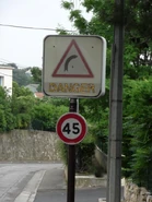 A1a PMV eteint.jpg (73 kio) Panneau lumineux d'annonce de virage à droite (éteint) © Biscott