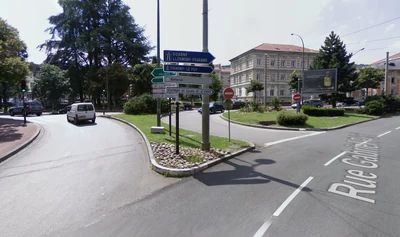 Anciens panneaux autoroutiers à Saint-Étienne vers la rocade Sud (déposés vers 2016) © Google Maps