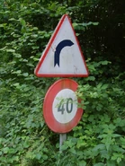 Ancien panneau d'annonce de virage à droite en place près de Plailly (60). © GPS Nico