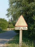 Ancien modèle avec panneau installé à l'envers, en place à Rians (83). © Biscott