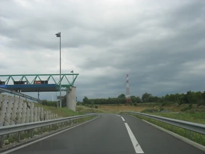 Début de l'A432 en provenance de Grenoble. A gauche, on aperçoit le péage de Saint-Exupéry, uniquement pour les usagers venant ou allant de / vers Lyon.