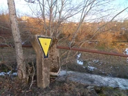 43 Fix-Saint-Geneys ex-RN102.jpg (289 kio) Balise antérieure à 1946 en place sur l'ancien tracé de la R.N. 102 en février 2015. © Dark_green67