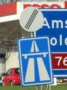 Panneau entrée d'autoroute associé à un panneau fin d'interdiction. © Mario Blaak