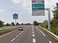 Exemple d'utilisation du panneau de type D31e (à droite). © Google Maps