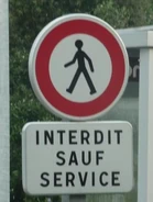 Panneau B9a actuel avec panonceau de type M9 en place à Coudoux (13) © Biscott